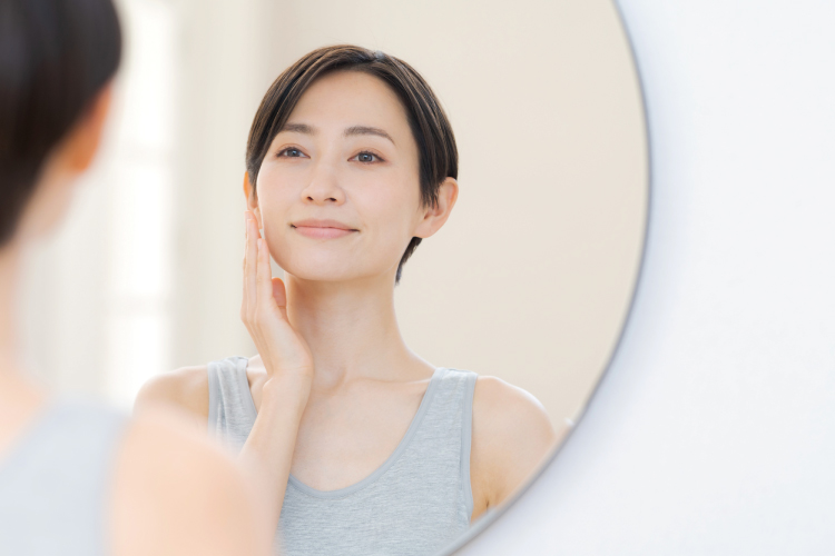 鏡を見て自信に満ち溢れている女性
